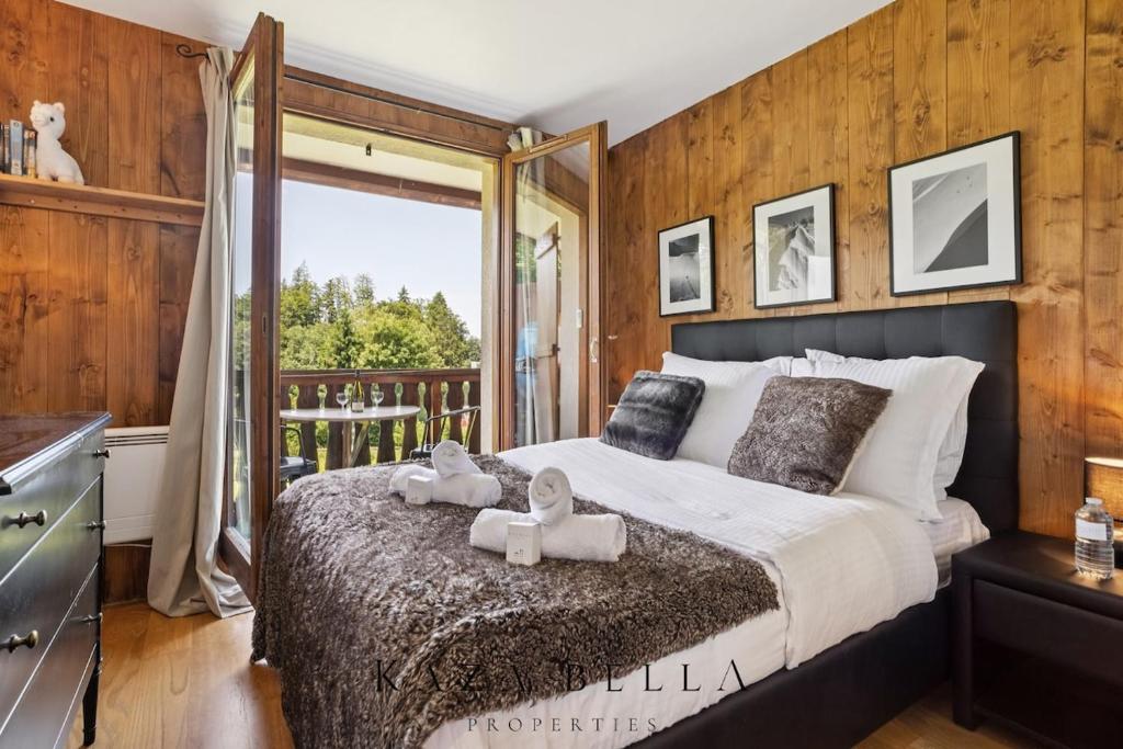 une chambre avec un lit avec deux serviettes dessus dans l'établissement KAZA BELLA Les Carroz Chalet moderne avec vue Duplex 3 chambres et 3 SDB Les Carroz Grand Massif, à Arâches-la-Frasse