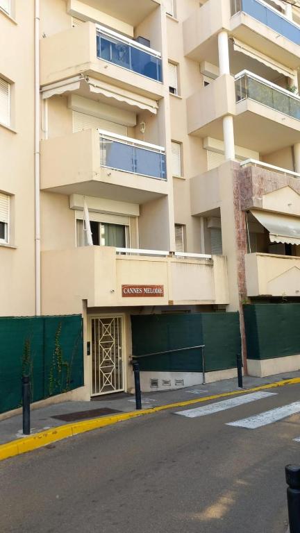 un immeuble d'appartements avec une porte en face de celui-ci dans l'établissement Calm Flat, à Cannes