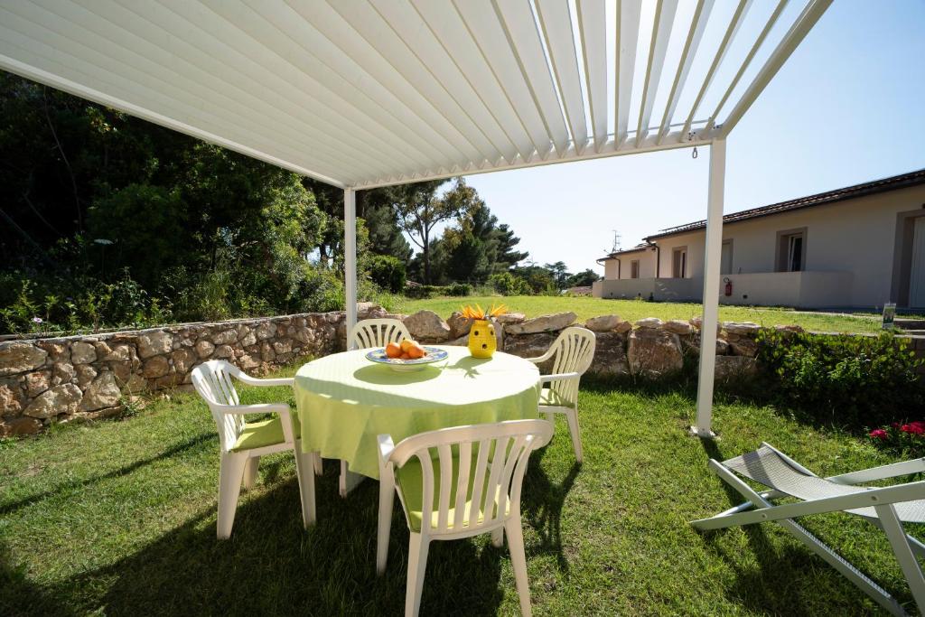Ogród w obiekcie Residence Le Grazie Est