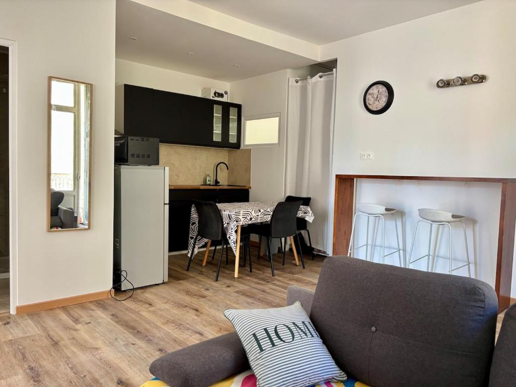 Dapur atau dapur kecil di T3 rénové climatisé Centre historique de Perpignan quartier Castillet