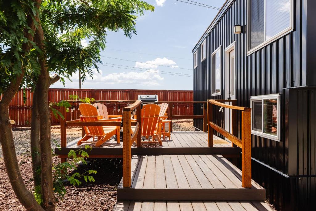 Balkón nebo terasa v ubytování NEW Stunning Tiny Home w private deck firepit BBQ