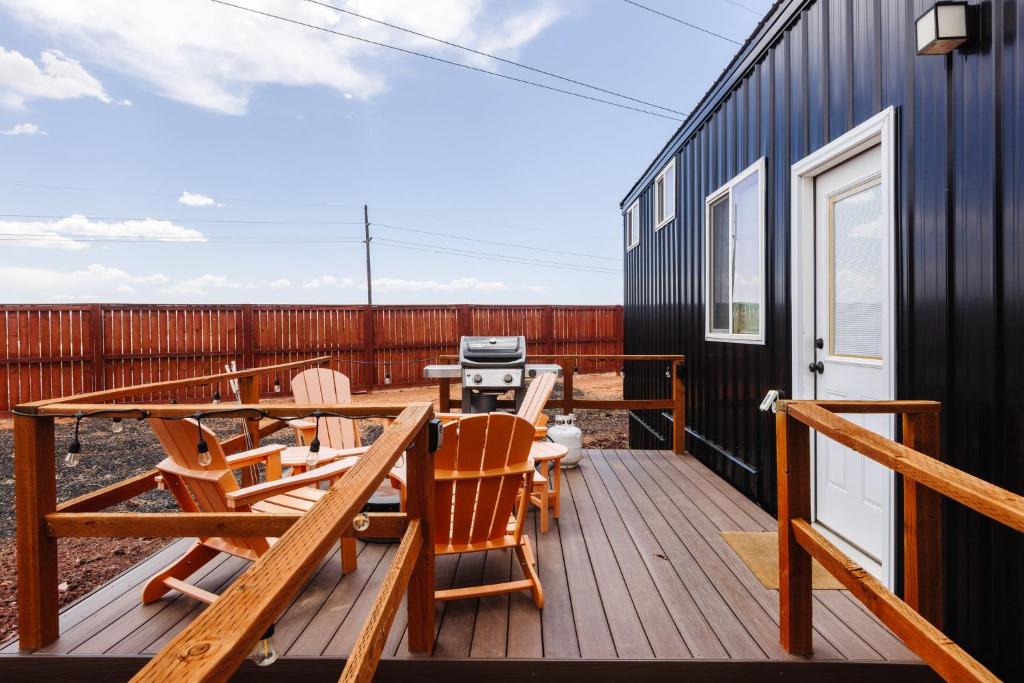 Balkón nebo terasa v ubytování NEW Stunning Tiny Home w private deck firepit BBQ