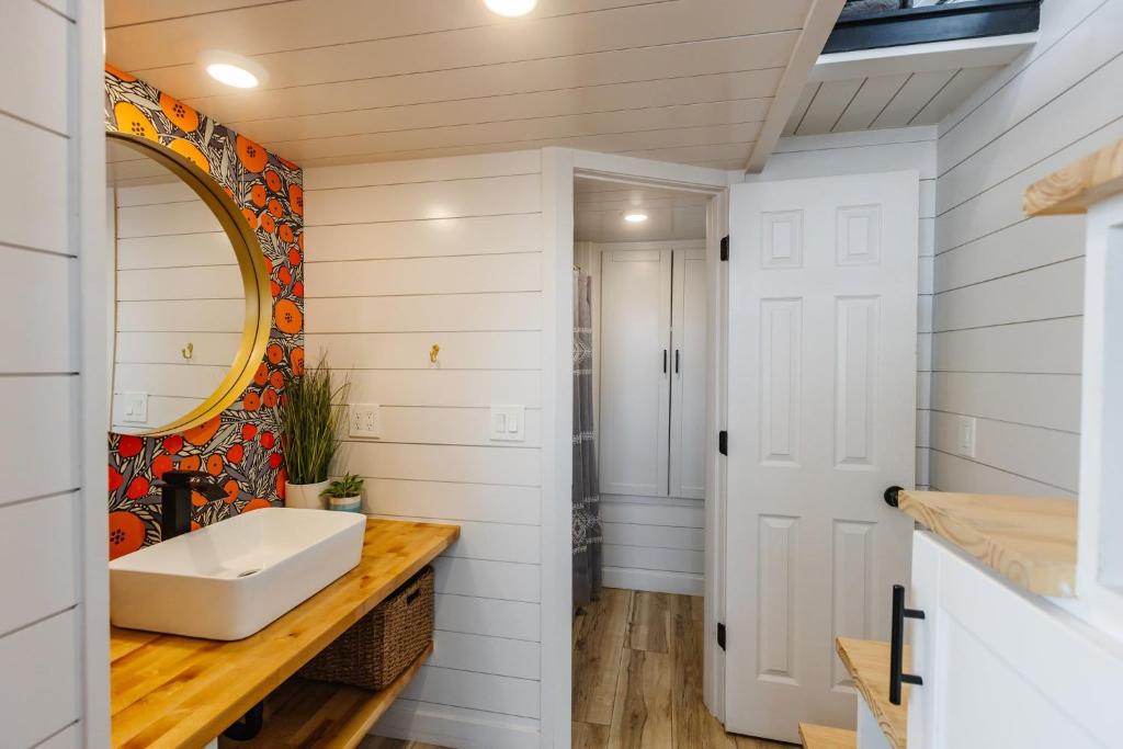 Koupelna v ubytování NEW Stunning Tiny Home w private deck firepit BBQ