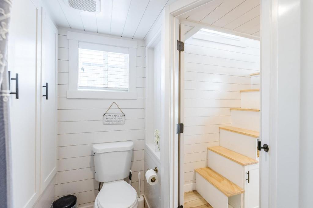 Koupelna v ubytování NEW Stunning Tiny Home w private deck firepit BBQ
