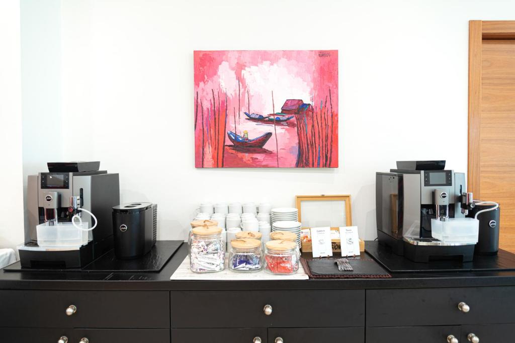 a counter with two coffee machines on a table at Sercotel Riscal in Puerto Lumbreras