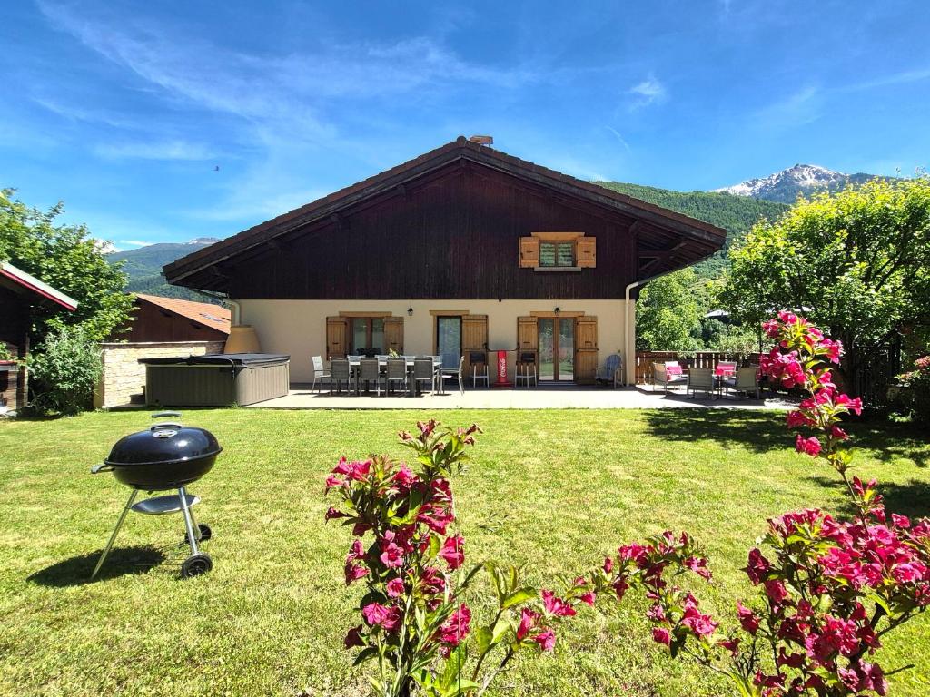- un barbecue dans la cour d'une maison dans l'établissement Chalet avec Jacuzzi, billard, jardin clos, proche Paradiski, à Aime La Plagne