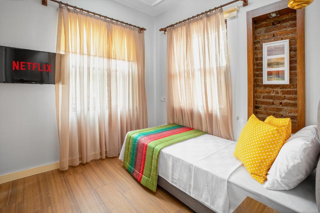 A bed or beds in a room at Mono Hotel