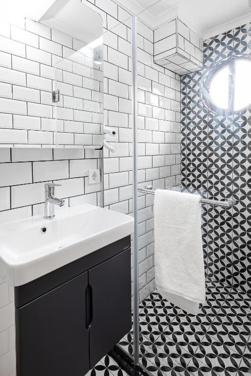 A bathroom at Mono Hotel