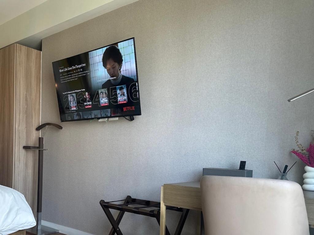 TV a/nebo společenská místnost v ubytování Novotel Suites Celestia at Hotel Residences Acqua Manila