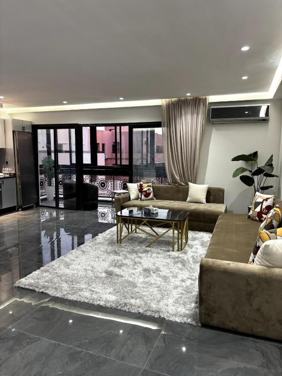 a living room with couches and a coffee table at Chic Duplex Central 3 Suites et Wi-Fi in Marrakesh