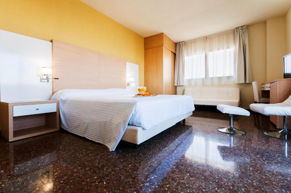 Łóżko lub łóżka w pokoju w obiekcie Hotel Fontana Plaza