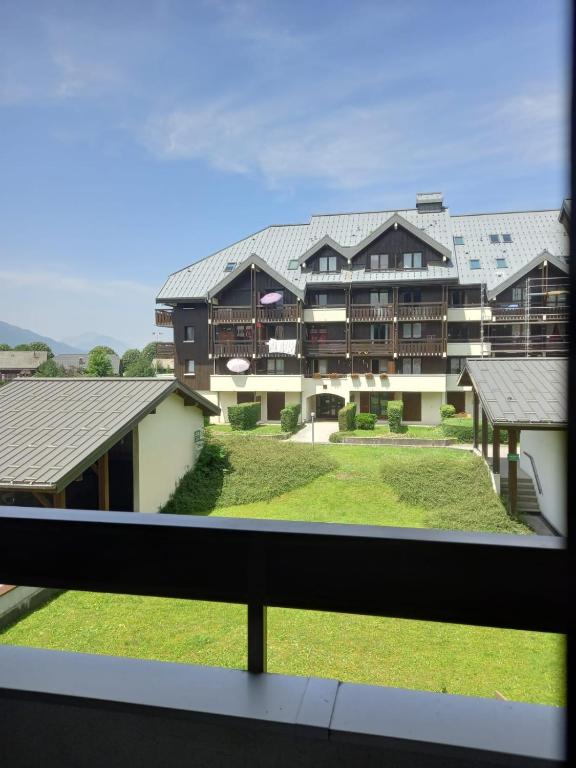 - une vue sur un grand bâtiment depuis une fenêtre dans l'établissement Bel appartement Samoens La Cour classe 2 etoiles, à Samoëns