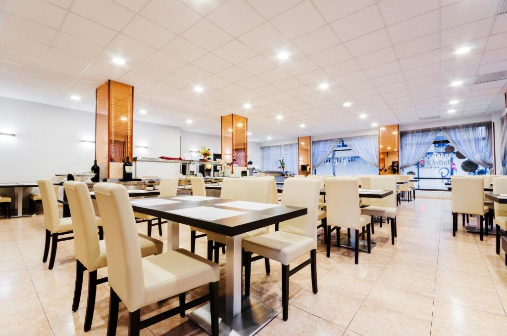 jadalnia ze stołem i krzesłami w obiekcie Hotel Fontana Plaza w mieście Torrevieja