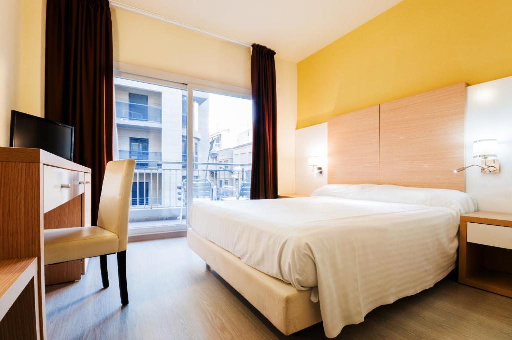 Łóżko lub łóżka w pokoju w obiekcie Hotel Fontana Plaza