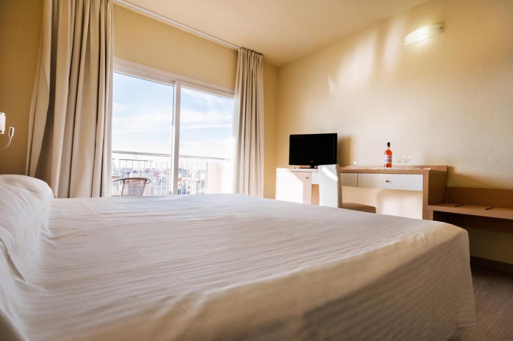 Łóżko lub łóżka w pokoju w obiekcie Hotel Fontana Plaza
