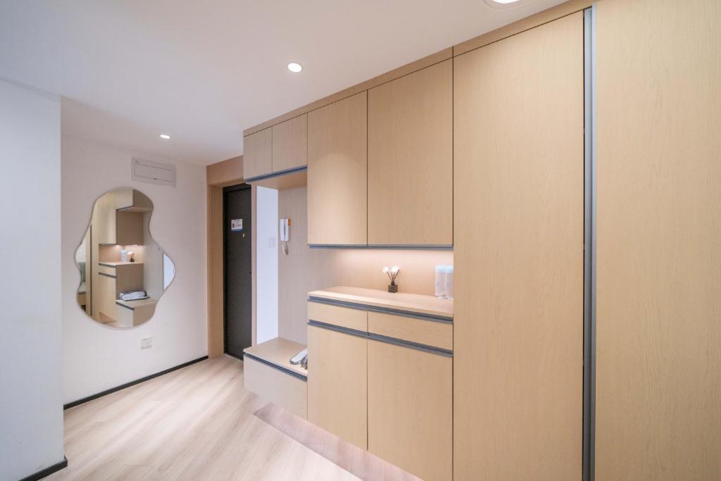 ZHome-Modern 3 bedrooms apartment - near NanJing Road - Apartamento De Tres Habitaciones