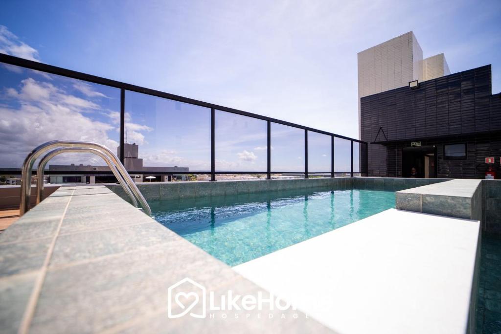 a swimming pool on the roof of a building at Edifício Ancla Del Sol in Cabedelo
