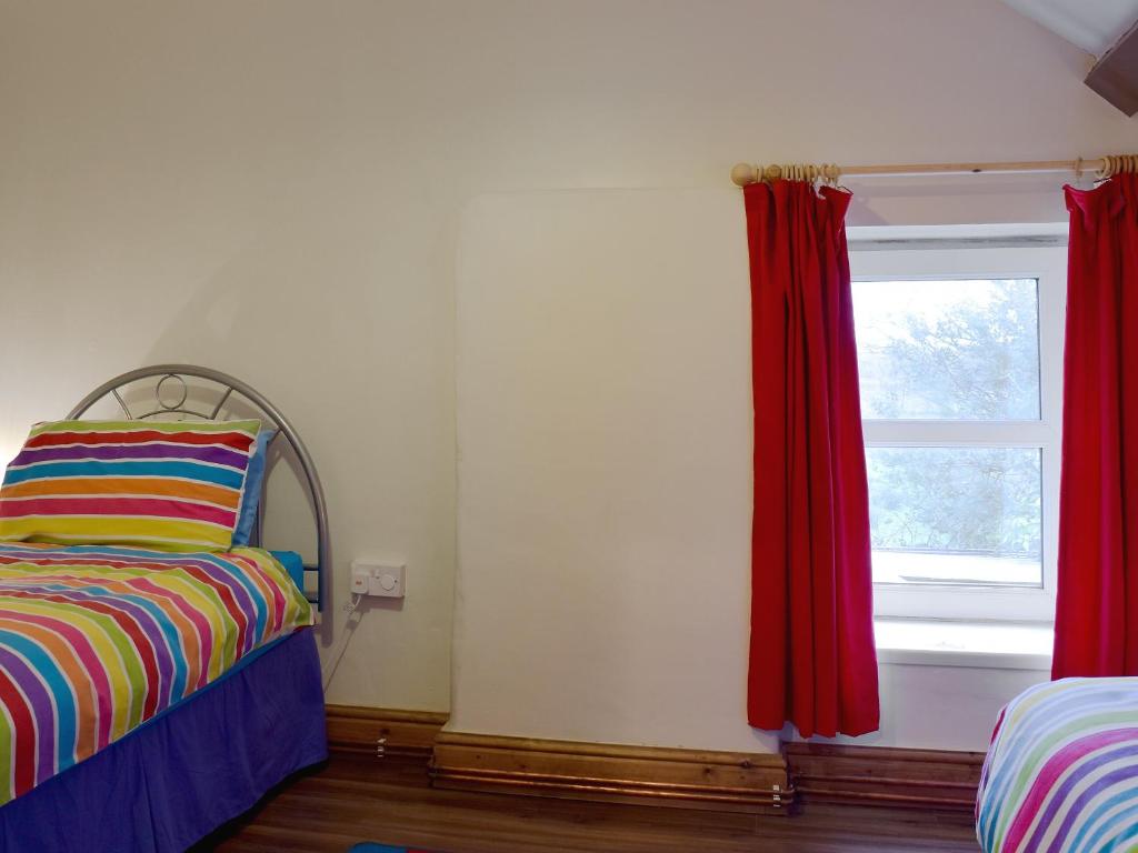 Postel nebo postele na pokoji v ubytování Bont Cottage