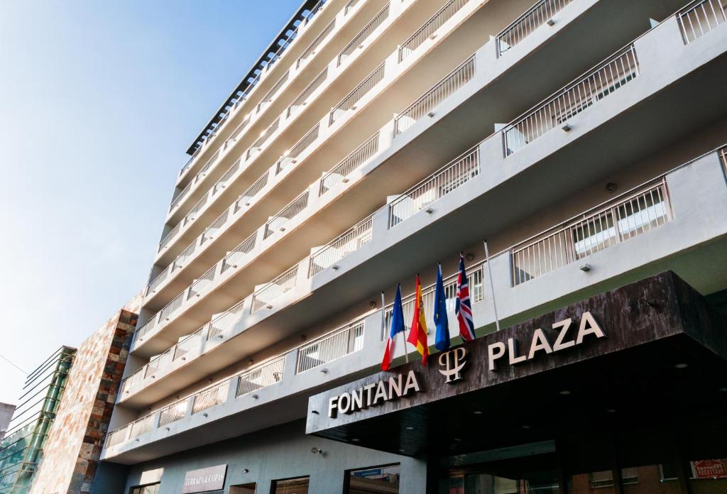 um edifício com bandeiras na lateral em Hotel Fontana Plaza em Torrevieja