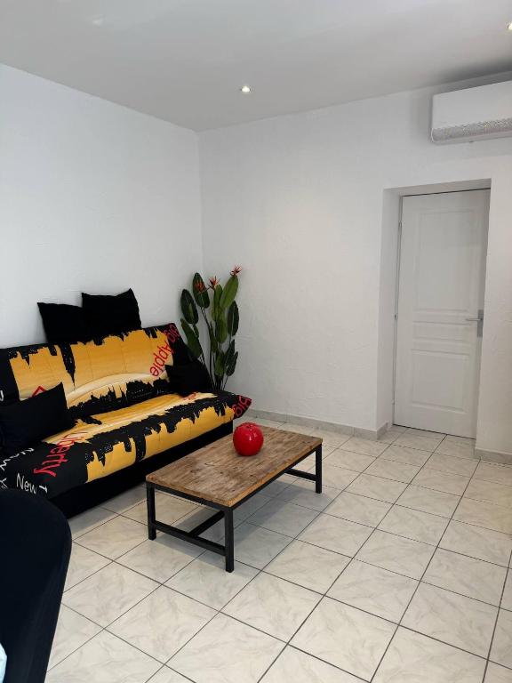 un salon avec un canapé et une table basse dans l'établissement L Estaquéenne, à Marseille