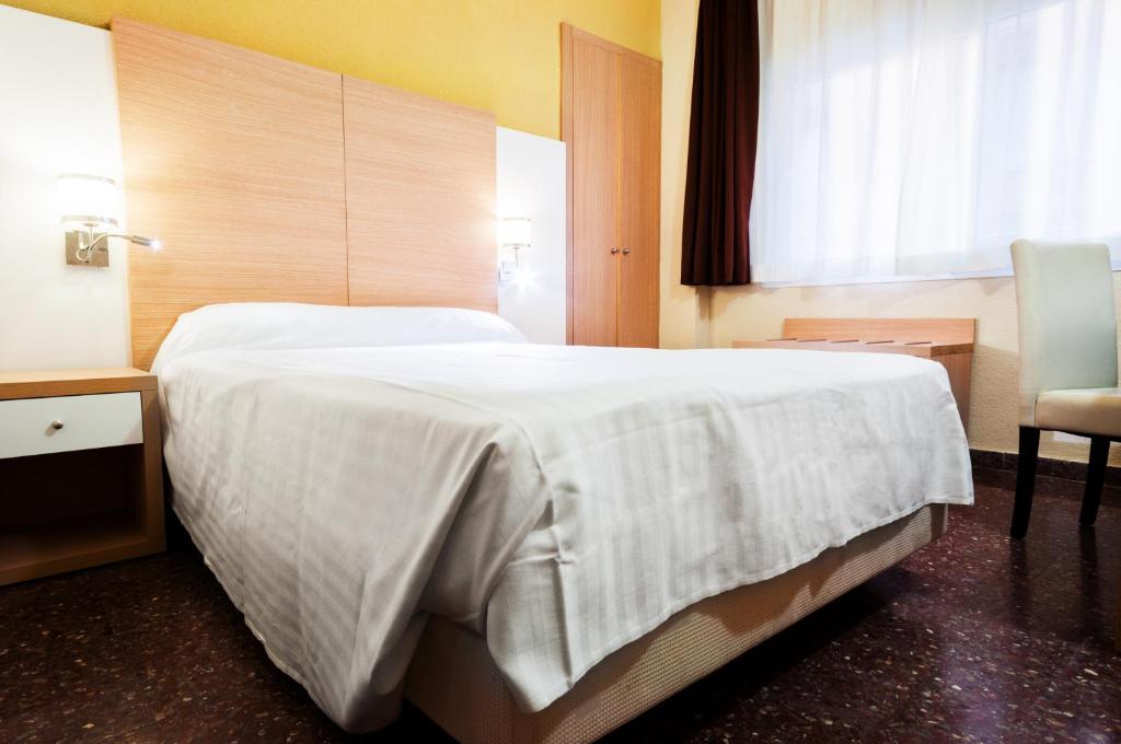 Łóżko lub łóżka w pokoju w obiekcie Hotel Fontana Plaza