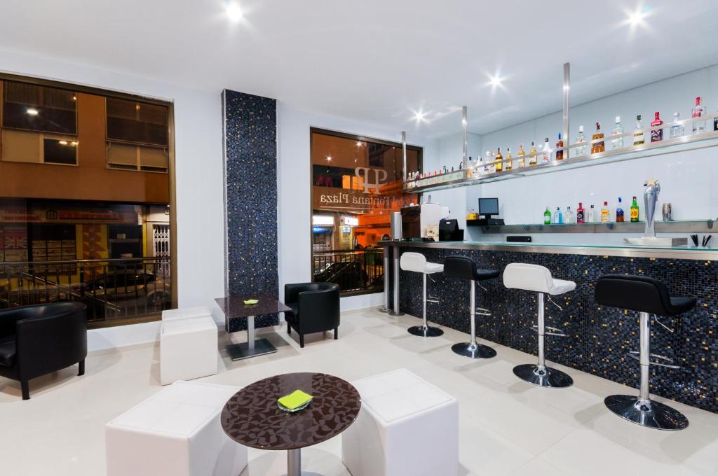 Hol lub bar w obiekcie Hotel Fontana Plaza