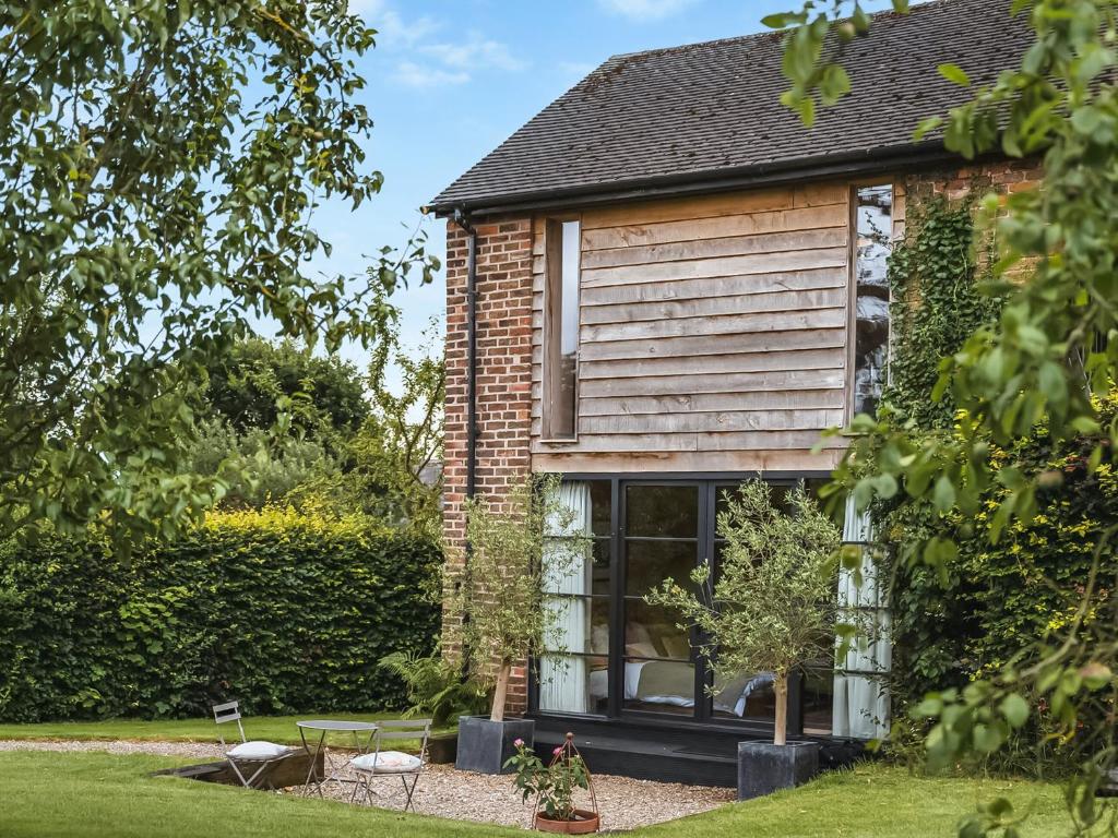 una casa in mattoni con una grande finestra in giardino di Olive a Kelsall