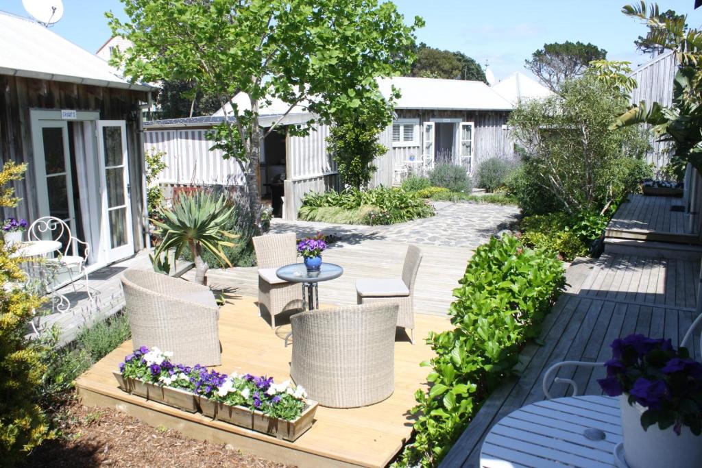 a garden filled with lots of plants next to a house at Mangawhai Chalets in Mangawhai