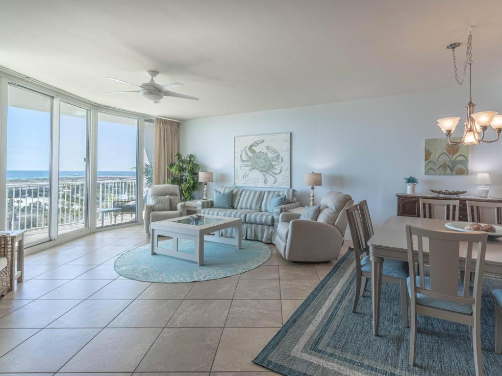 un salon avec un canapé et une table dans l'établissement Caribe The Resort #D714, à Orange Beach