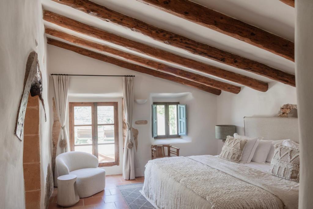 A bed or beds in a room at Reserva Rotana Golf Resort