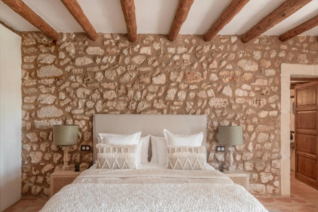 A bed or beds in a room at Reserva Rotana Golf Resort