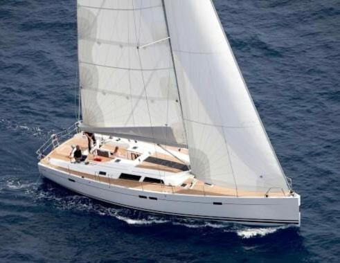 un voilier avec une voile blanche sur l'eau dans l'établissement Imagine, à Hyères