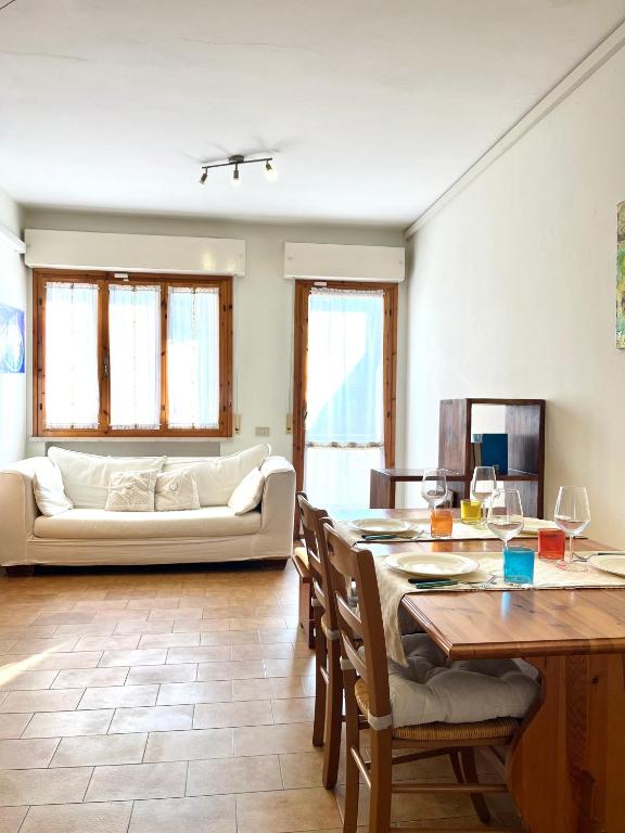 una sala de estar con una mesa y un sofá en La Casa Del Mare, en Torre del Lago Puccini