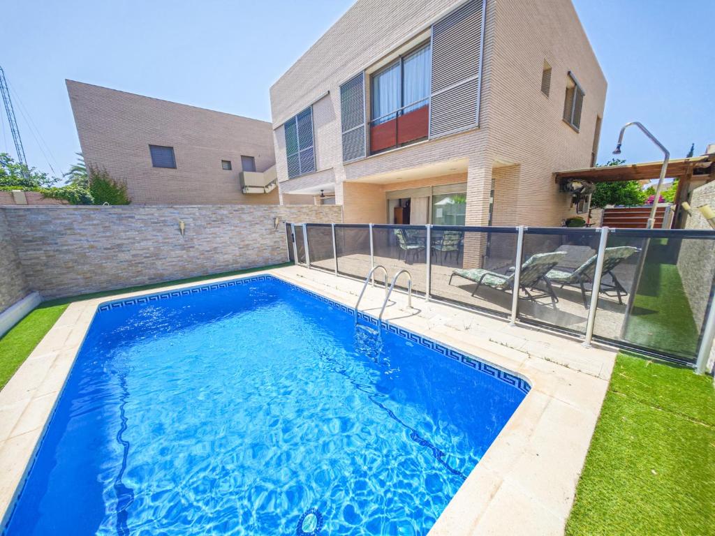 Bazén v ubytovaní LITORAL COSTA DORADA - MAS D'EN REIG Only families alebo v jeho blízkosti
