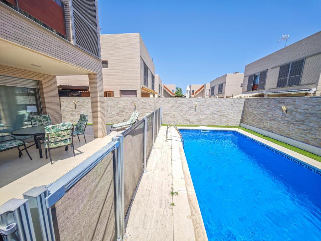 Bazén v ubytovaní LITORAL COSTA DORADA - MAS D'EN REIG Only families alebo v jeho blízkosti