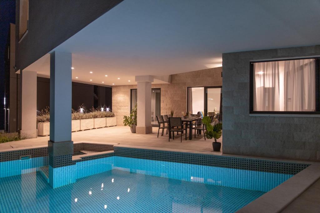 Seaside luxury villa with a swimming pool Trogir - 24341
