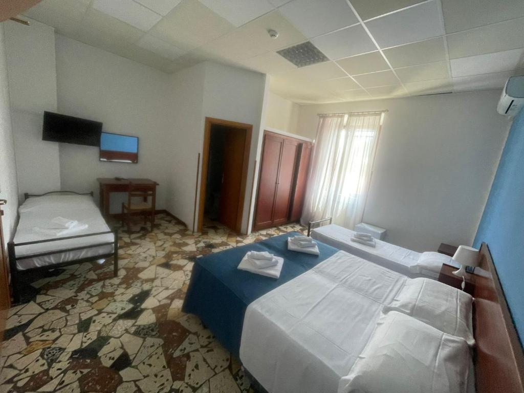 a hotel room with a large bed and a television at Hotel Mercede 2 in San Felice Circeo
