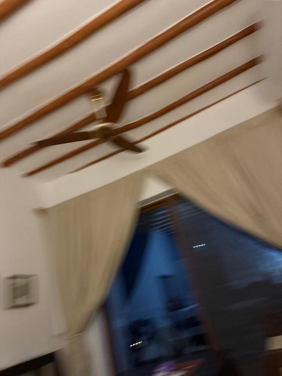 Cette chambre dispose d'un ventilateur de plafond et d'une fenêtre. dans l'établissement Roses 1, à Paris