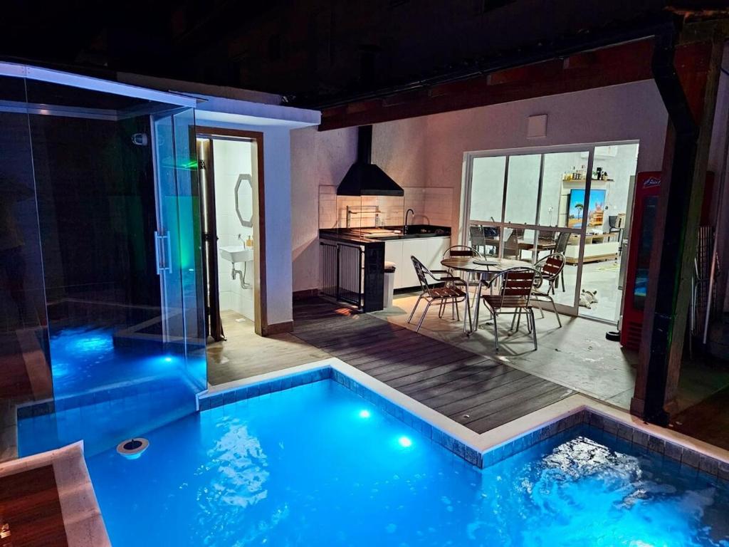 Πισίνα στο ή κοντά στο Casa em Boiçucanga com 2 suítes, piscina e sauna integrada
