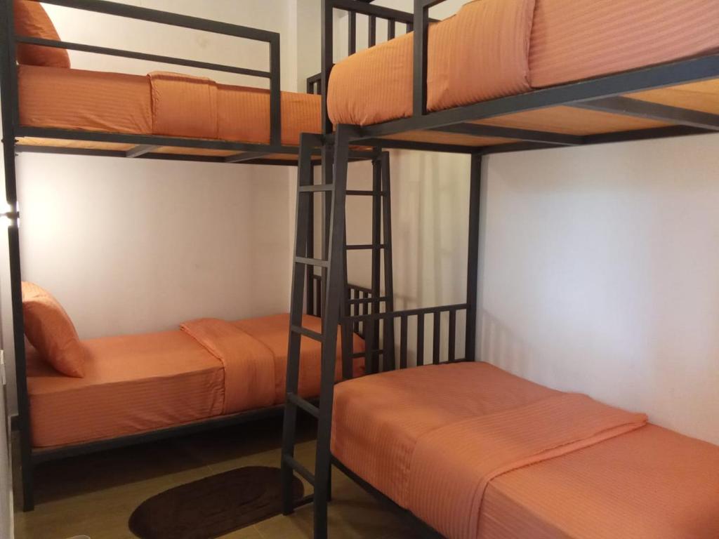 Postel nebo postele na pokoji v ubytování Nifty Hostel Ella