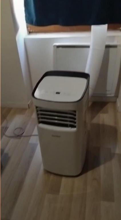 une poubelle assise au sol dans une pièce dans l'établissement Cozy Confort, à Villeurbanne