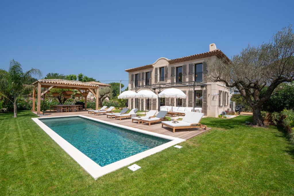 une maison avec une piscine dans la cour dans l'établissement Maisons Amore Saint Tropez, à Saint-Tropez