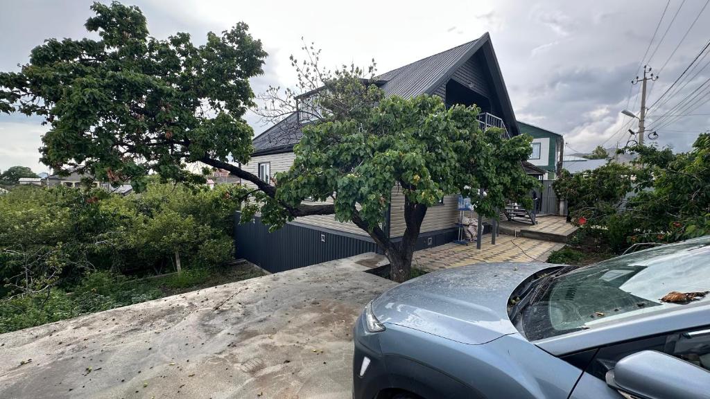 een huis met een auto ervoor geparkeerd bij Чолпон-Ата! 700 м от берега! in Cholpon-Ata