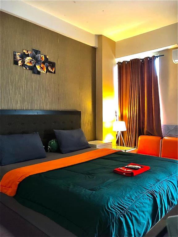 Postel nebo postele na pokoji v ubytování The alt room by Vivo apartemen