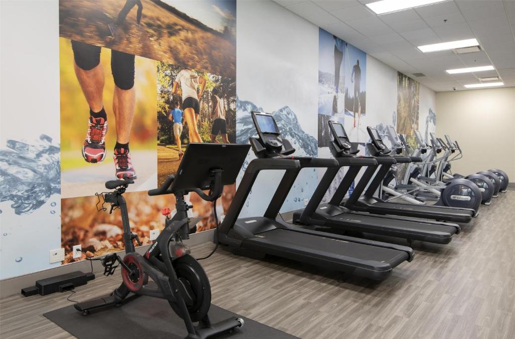 Fitness centrum a/nebo fitness zařízení v ubytování DoubleTree by Hilton West Edmonton