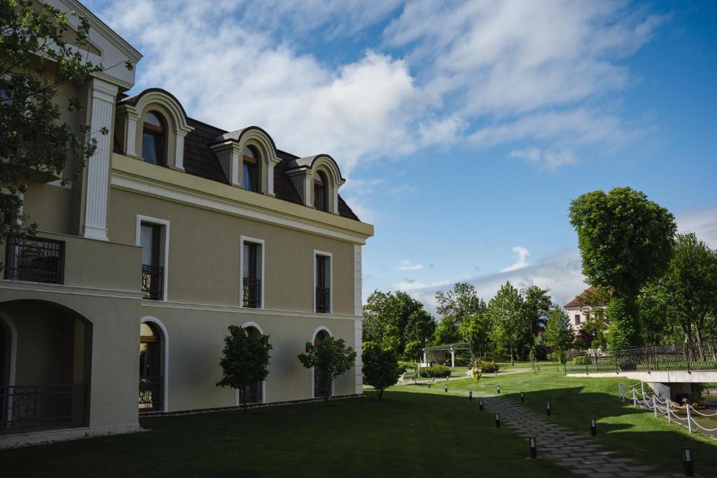 Zahrada ubytování Domeniile Martinutzi -Hotel Cardinal si Conac Rhedey