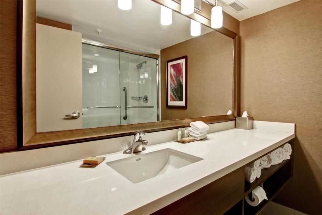 Koupelna v ubytování DoubleTree by Hilton West Edmonton