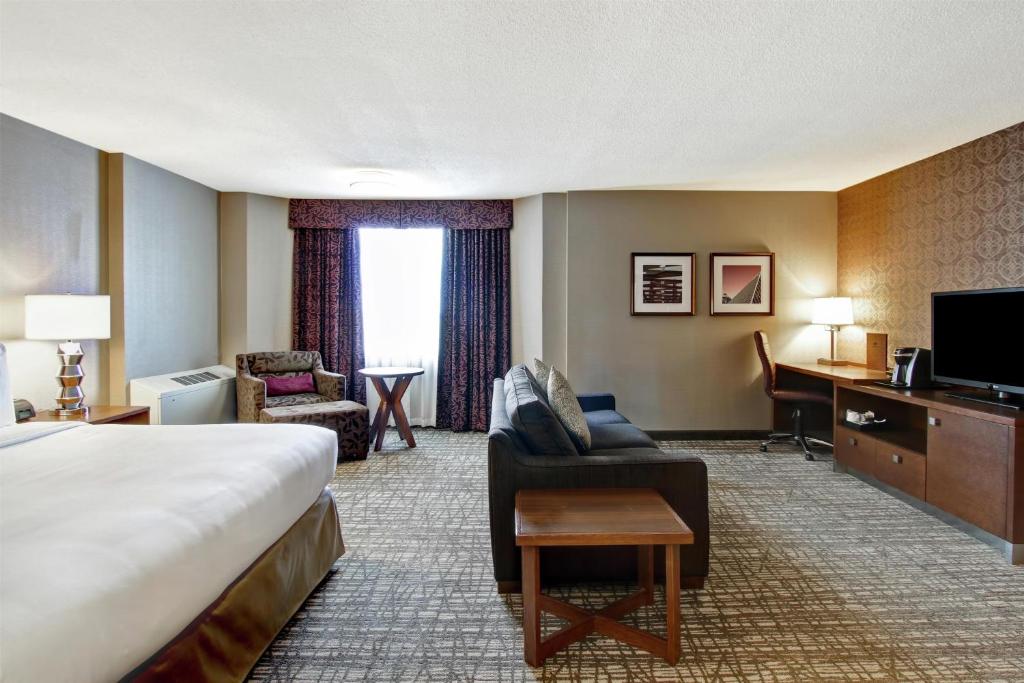 TV a/nebo společenská místnost v ubytování DoubleTree by Hilton West Edmonton