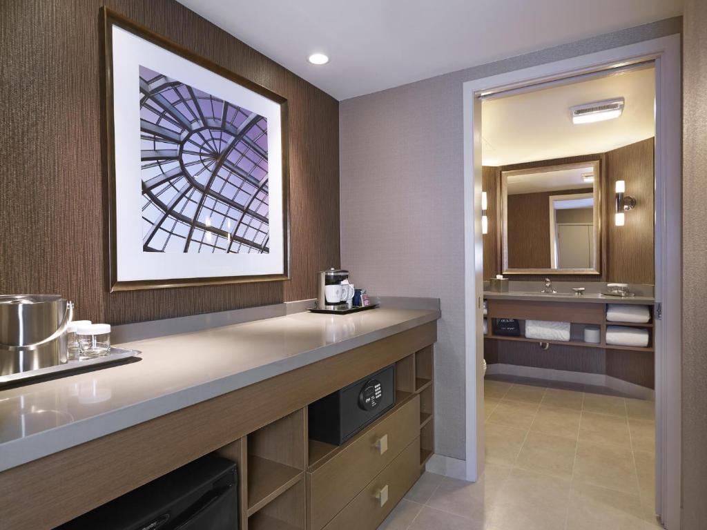 Koupelna v ubytování DoubleTree by Hilton West Edmonton