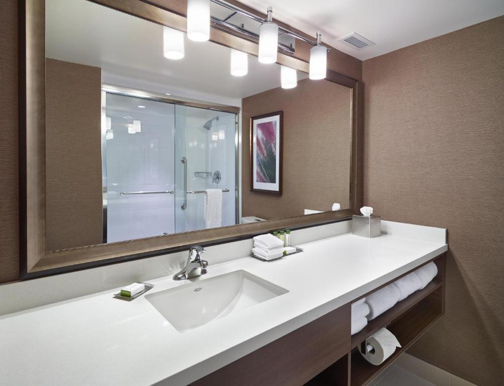 Koupelna v ubytování DoubleTree by Hilton West Edmonton